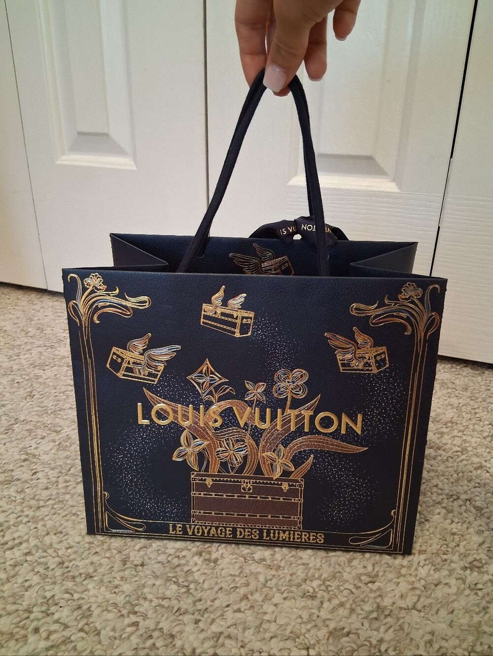 Louis Vuitton Limited Edition Gift Bag with Ribbon & Collectible Charm Tag - Picture 3 of 10